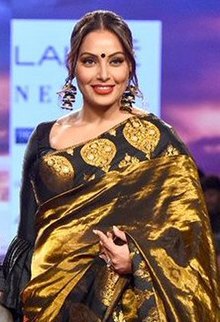 How tall is Bipasha Basu?